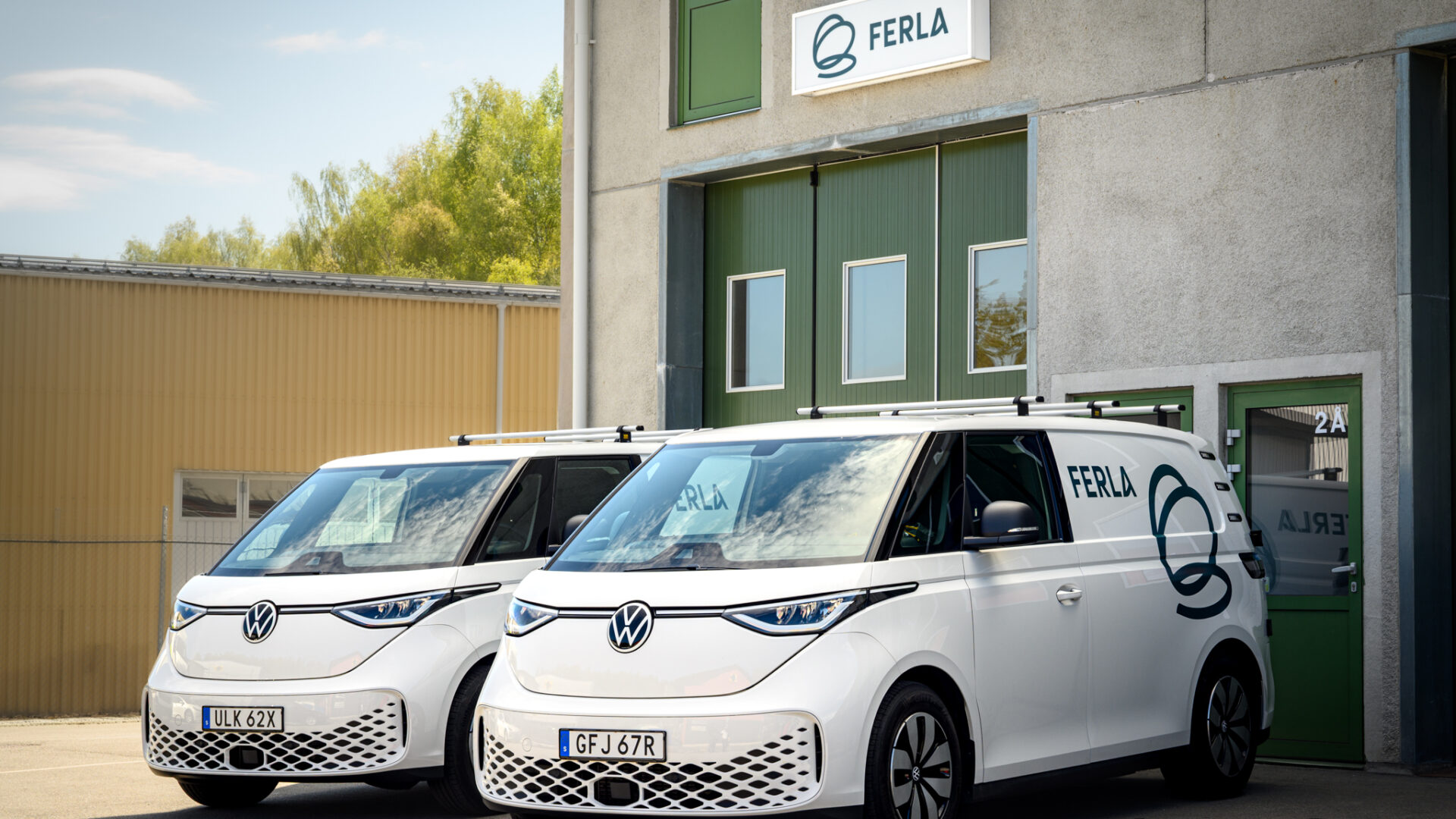 Ferlas eldrivna servicebilar framför nya servicelokalen i Nacka